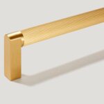 plank-hardware-cabinetry-becker-d-bar-handle-brass-29857244348514